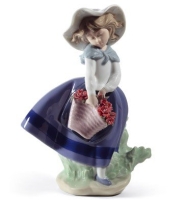 Lladro Pretty Pickings Carnations Figurine. (Lladro Pretty Pickings Carnations Figurine.)